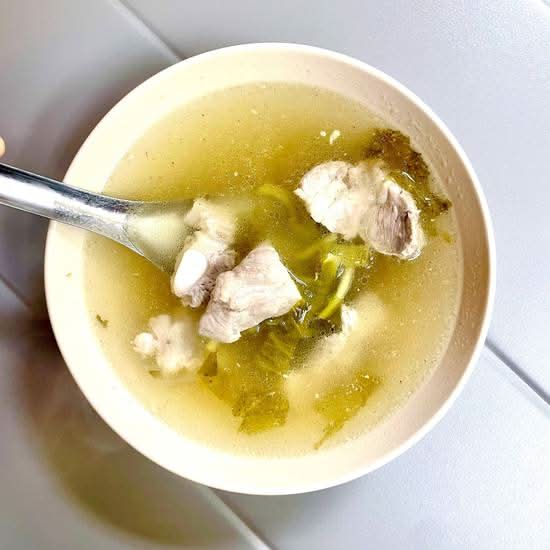 酸菜胡椒排骨湯Pickled Cabbage Pork Ribs soup / Soupe de côtes de porc au chou mariné